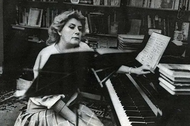 Елена Образцова за фортепиано
