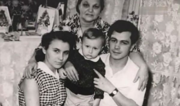 Игорь с родителями и бабушкой