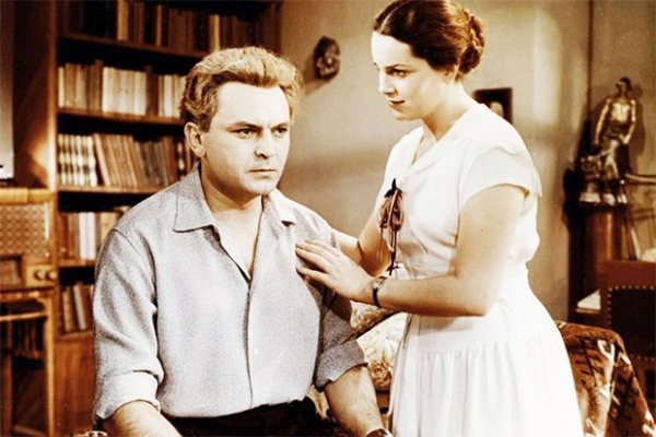 В 1955 году Сергей Бондарчук стал партнёром Элины Быстрицкой по съёмочной площадке драмы «Неоконченная повесть», рассказывающая о романе между кораблестроителем и врачом. Интересно, что Бондарчук и Быстрицкая, играя влюблённых друг в друга молодых людей,